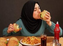 پرخوری عصبی در دختران نوجوان چه ارتباطی با عوامل روانی دارد؟