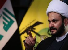 شیخ اکرم الکعبی وقتی می‌خواهد نماز بخواند+عکس