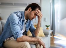 عوارض سرکوب احساسات روی بدن و روان شما؛ از از هجوم افکار در نیمه‌شب تا اضطراب بی‌دلیل