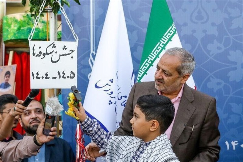 جشن شکوفه‌ها در تهران؛ نخستین تجربه کلاس‌اولی‌ها از مدرسه