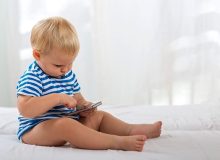 موبایل را ابزار سرگرم کردن و ساکت کردن کودک نکنیم